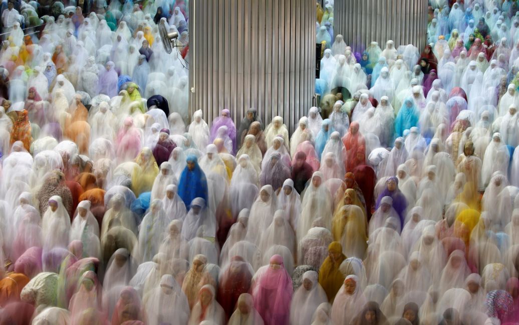 Мусульмане молятся во время Рамадана в мечети Истикляль в Джакарте, Индонезия. / © Reuters