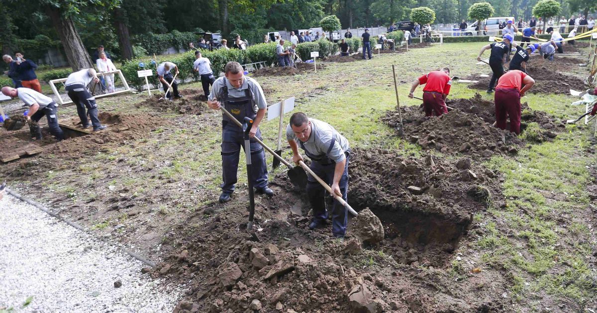 В Венгрии прошел конкурс по рытью могил на скорость_9 / © Reuters