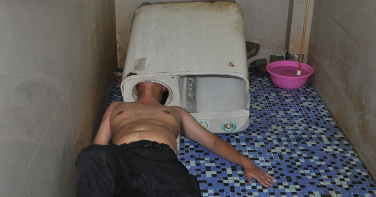 Мужчина застрял в стиральной машине.