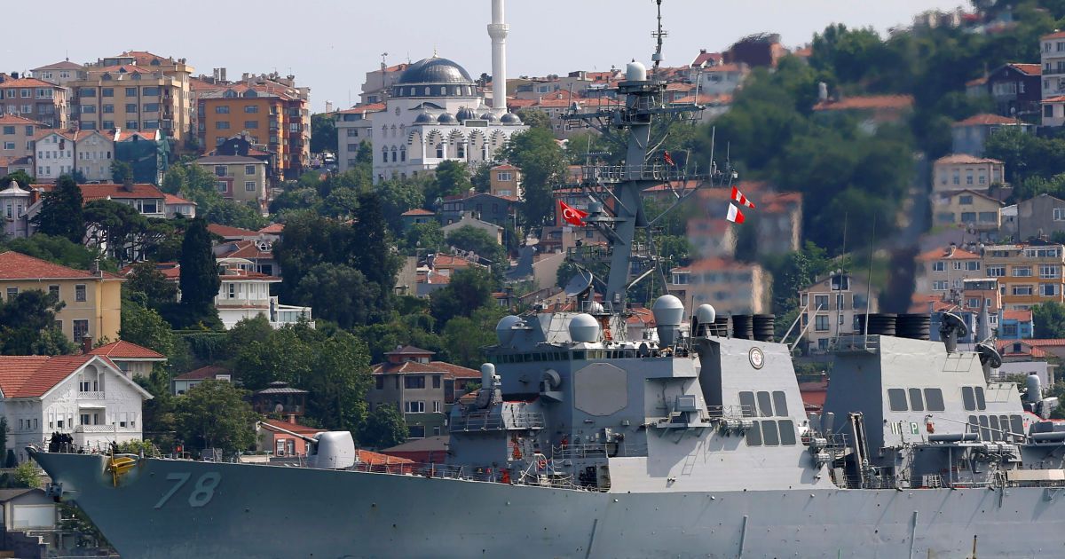 В Минобороны РФ открестились от инцидентов с американским эсминцем