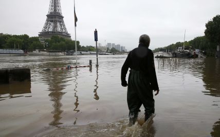 Велика вода у Франції: у Парижі зачинають Лувр і метро