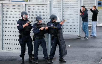У Франції невідомий зарізав поліцейського і взяв у заручники його сім'ю - ЗМІ
