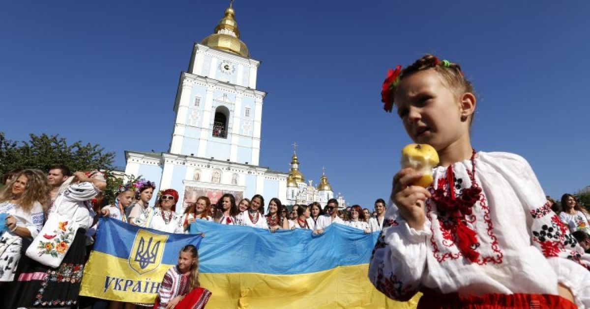 У Києві люди у вишиванках утворили живий ланцюг