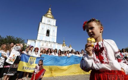 В Киеве люди в вышиванках образовали живую цепь