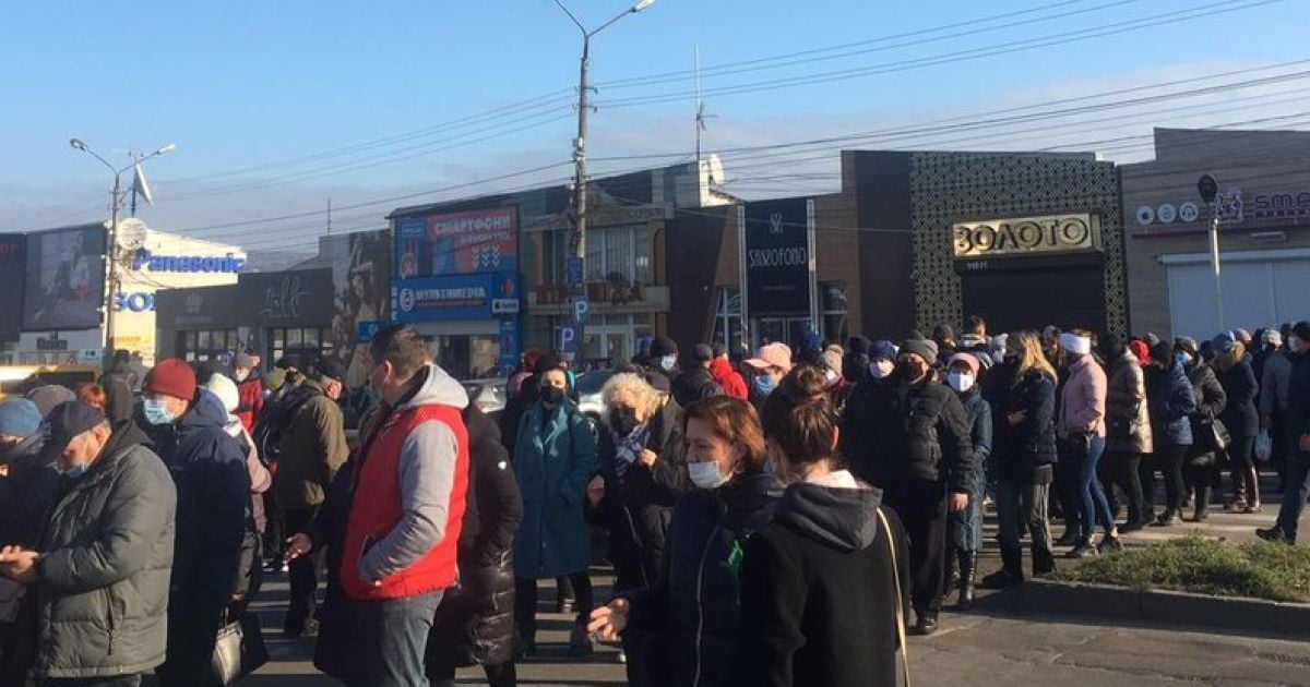 У Чернівцях сотні підприємців ринку перекрили дорогу через карантин вихідного дня