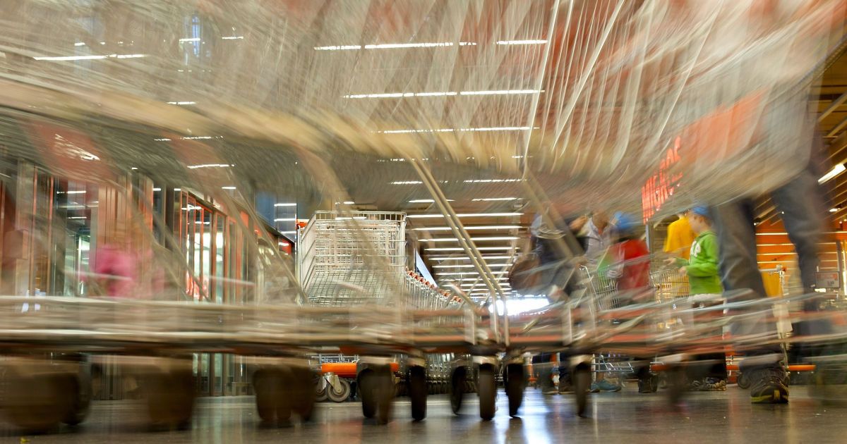 Россиянка на глазах у сына с криками разнесла продукты в магазине