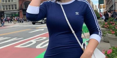 В спортивном мини-платье: модель plus-size Эшли Грэм на прогулке по Нью-Йорку