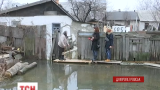 У Дніпропетровську родина пенсіонерів вже місяць живе посеред гігантської калюжі