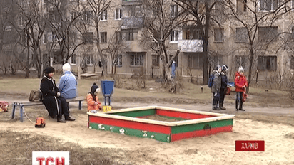 В Харькове нетрезвый мужчина в камуфляже заставил трех подростков стать на колени