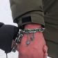 На руке появились раны: у скованных цепью влюбленных из Харькова возникли проблемы
