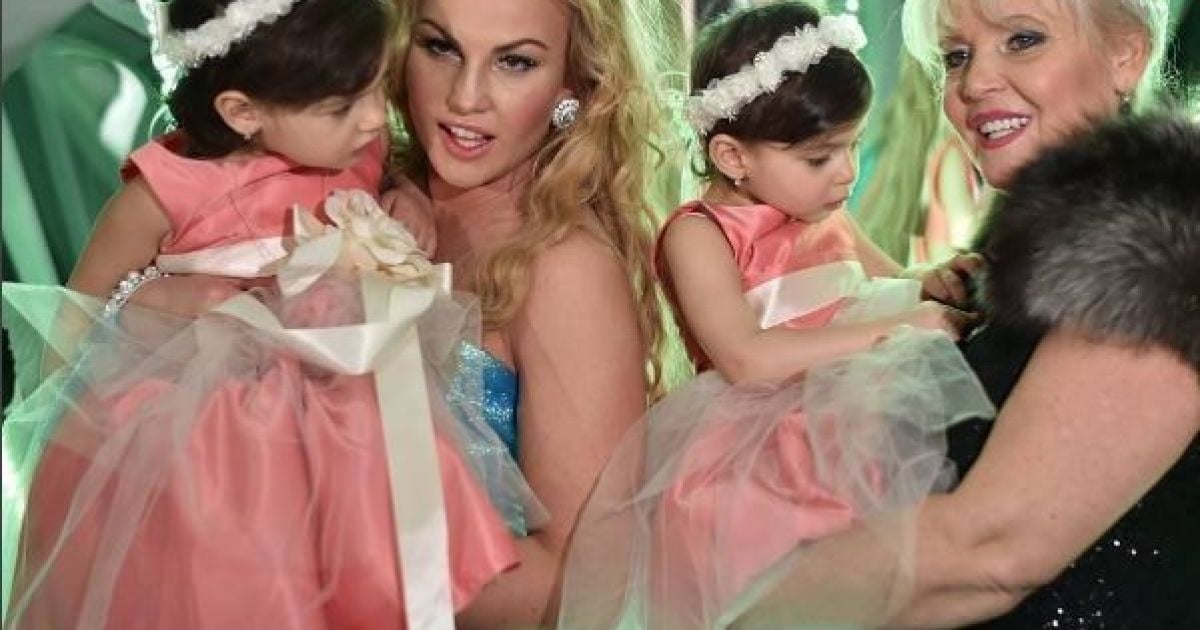 Камалия с мужем и дочерьми повеселилась на юбилее своей мамы