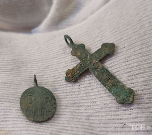 Хрестик та медальйон / © 