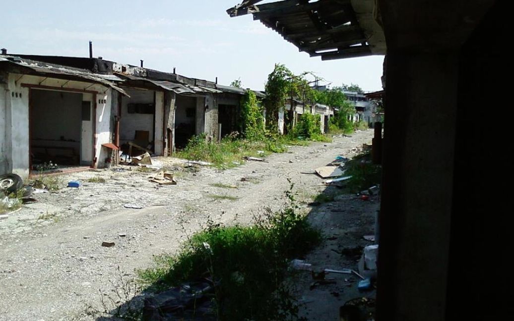 Боевики режут на металл гаражные ворота. / © Новости Донбасса