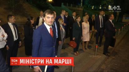 На ночь глядя члены нового правительства пешком переместились со стен ВР в дом правительства