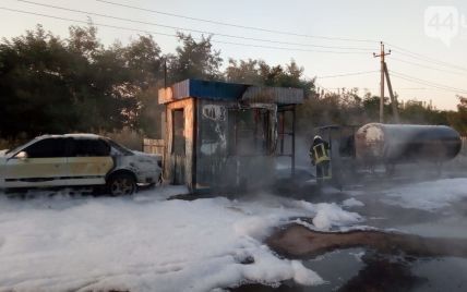 Пожарные предотвратили взрыв на автозаправке под Киевом