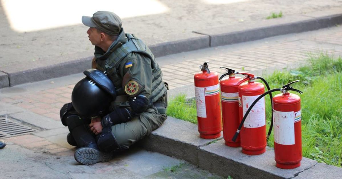 В столкновениях во Львовском горсовете пострадал боец Нацгвардии