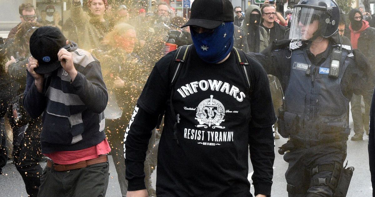 В Австралии произошли массовые столкновения антирасистов и антиисламистов: полиция применила газ