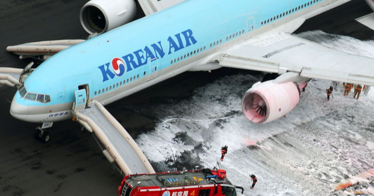 В аэропорту Токио загорелся самолет с 300 пассажирами