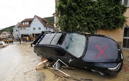 У Німеччині повінь змивала машини разом із водіями на очах безпорадних свідків