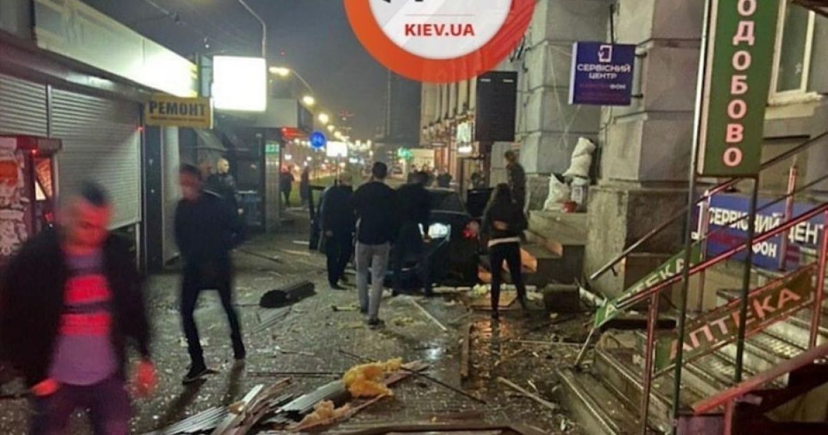 У Києві водій врізався в ятку і під камерами спостереження тікав з місця ДТП