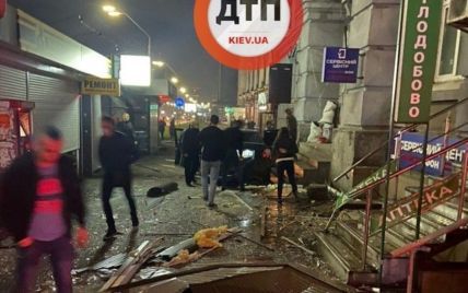 В Киеве водитель врезался в ларек и под камерами наблюдения убегал с места ДТП