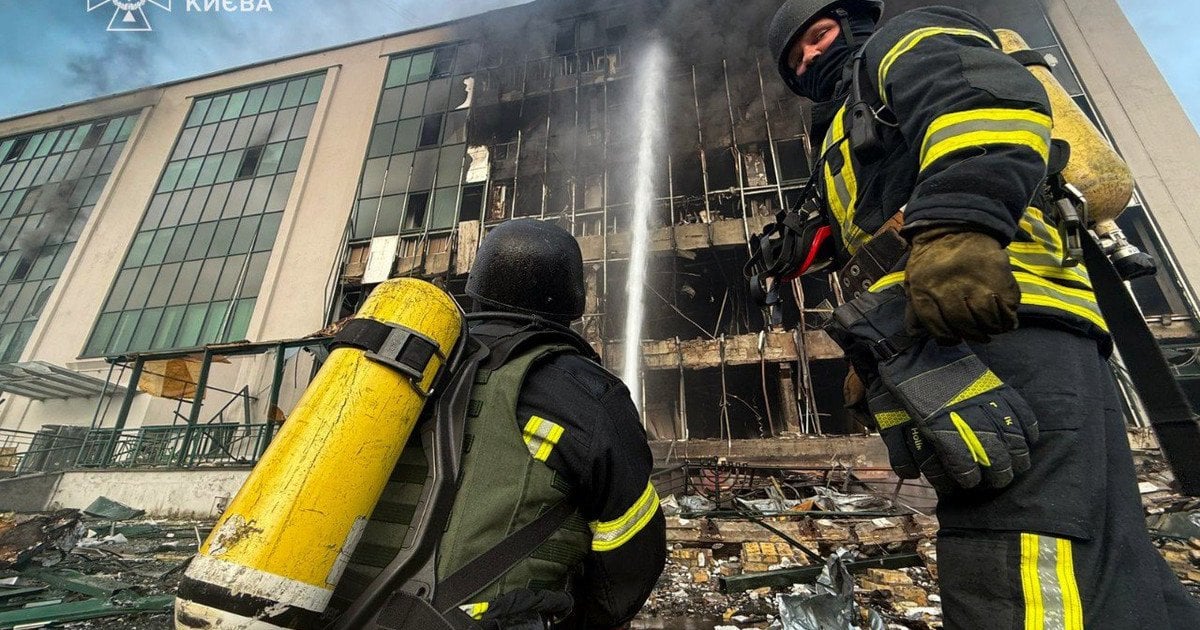 Будинок у Києві, пошкоджений через атаку 10 червня