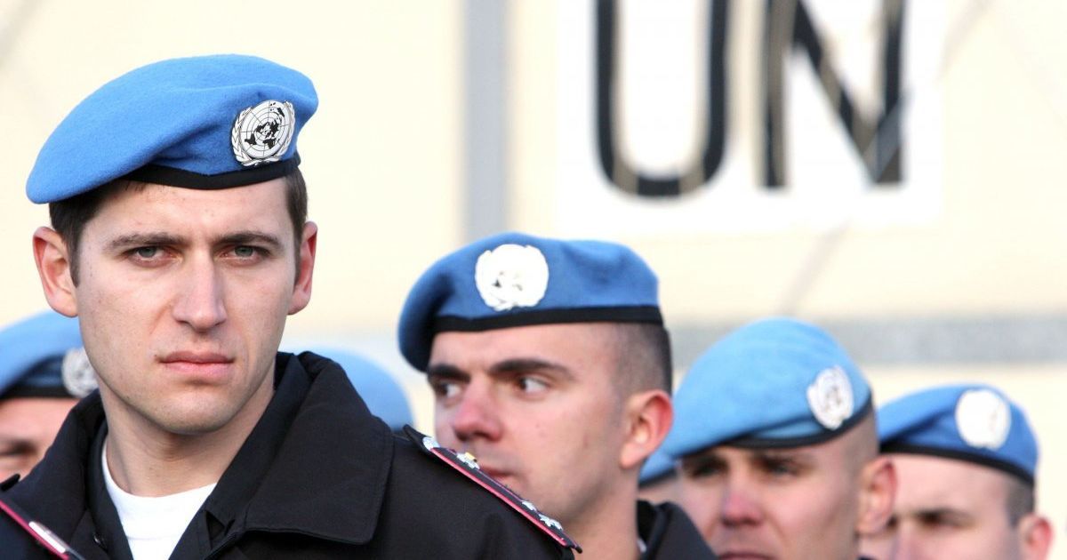 Гройсман и Полторак поздравили украинских миротворцев с праздником