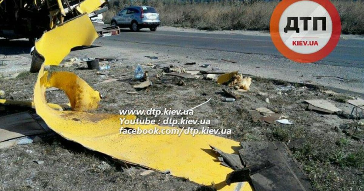 Легковик на великій швидкості протаранив маршрутку / © facebook.com/dtp.kiev.ua