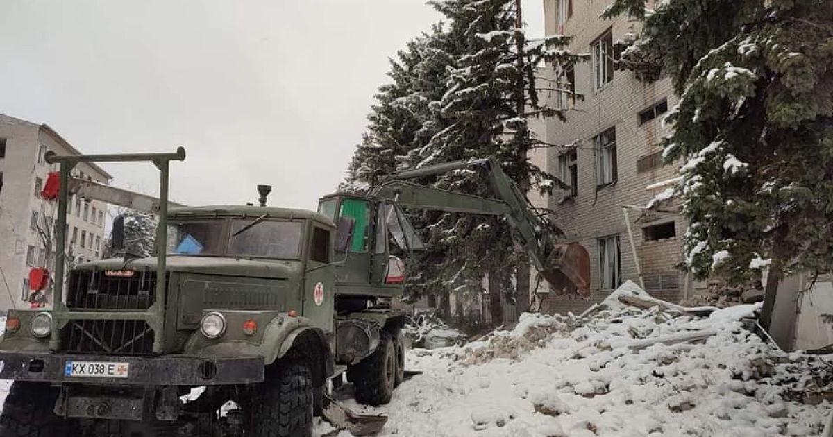 У Харкові рятувальники після російського бомбардування і обстрілів шукають людей під завалами: фото