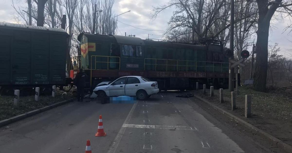 В Запорожье легковушка на переезде протаранила локомотив