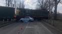 В Запорожье легковушка на переезде протаранила локомотив