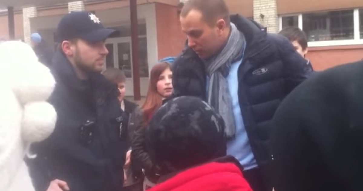 Во Львове школьники заблокировали нарушителей, пока не приехала полиция