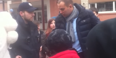 Во Львове школьники заблокировали нарушителей, пока не приехала полиция