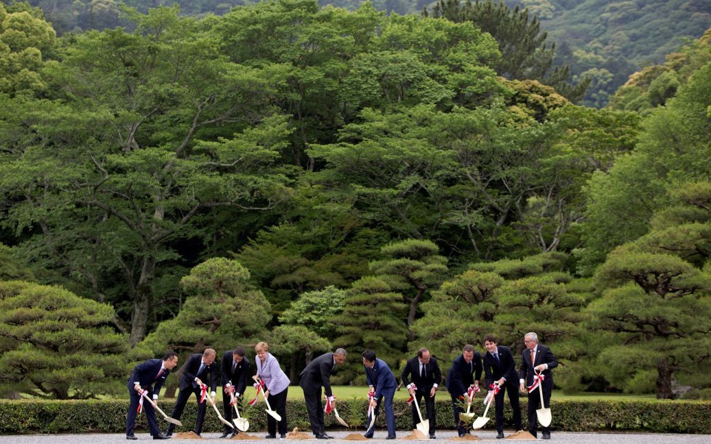 Участники саммита "Большой семерки" принимают участие в церемонии посадки деревьев на территории храма Исэ Джингу. / © Reuters