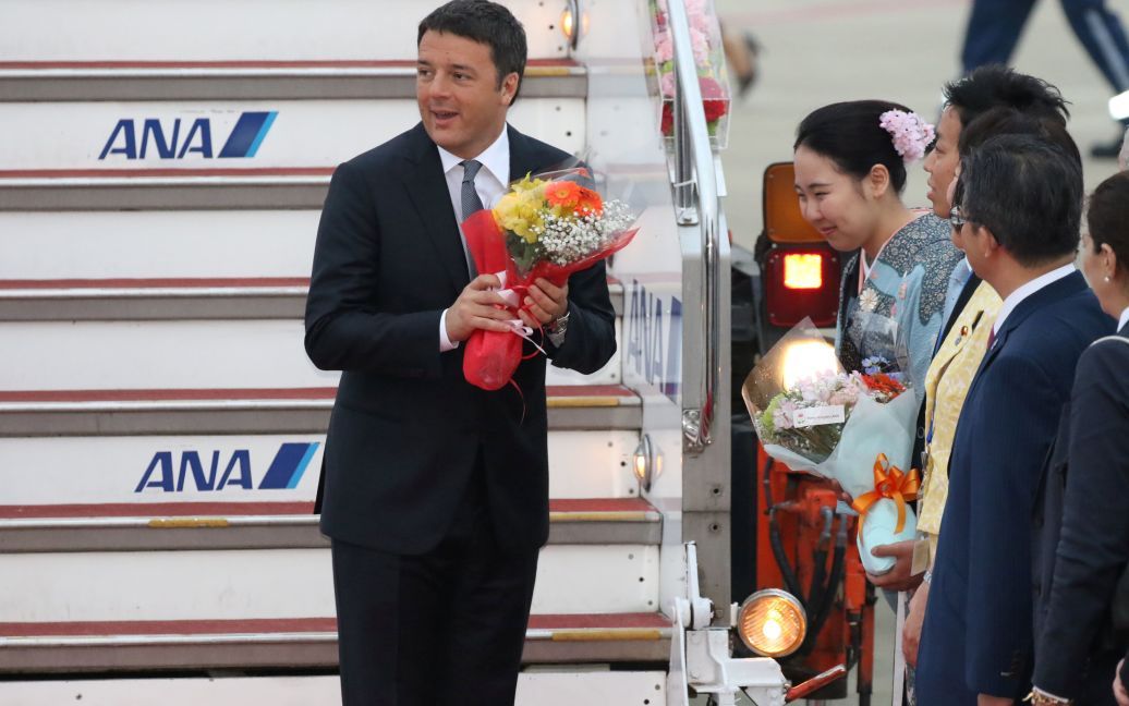 Японцы приветствуют Маттео Ренци. / © Reuters