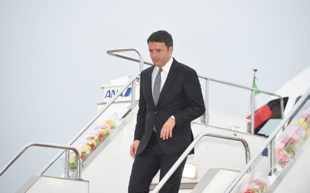 Маттео Ренци выходит из самолета в токийском аэропорту. / © Reuters