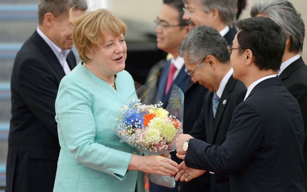 Японцы поздравляют Ангелу Меркель. / © Reuters