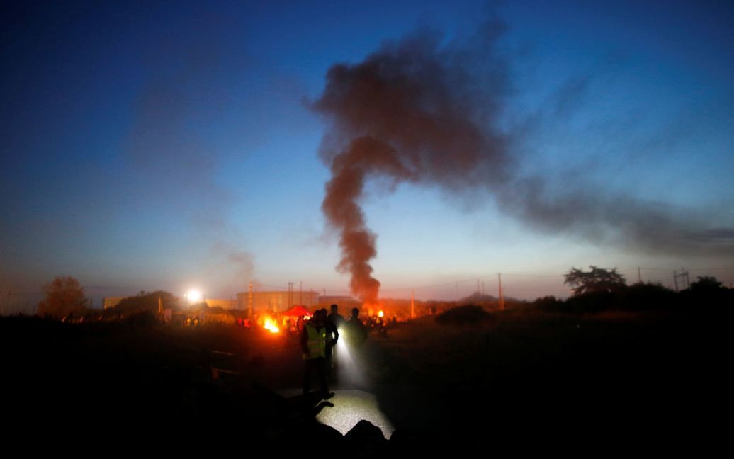 Профсоюзы блокируют нефтеперерабатывающий завод в городе Донж. / © Reuters
