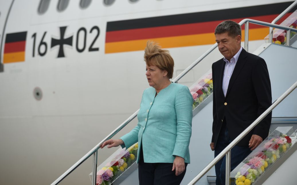 Ангела Меркель з чоловіком прибувають до Японії. / © Reuters