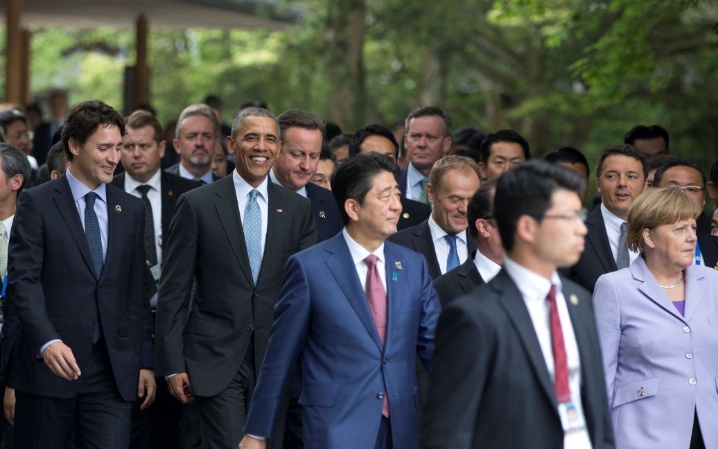 Участники саммита "Большой семерки" идут по саду на территории храма Исэ Джингу. / © Reuters