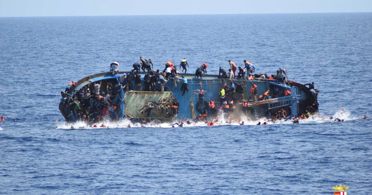 В Сети появились фото, как в Средиземном море затонула лодка с 500 мигрантами