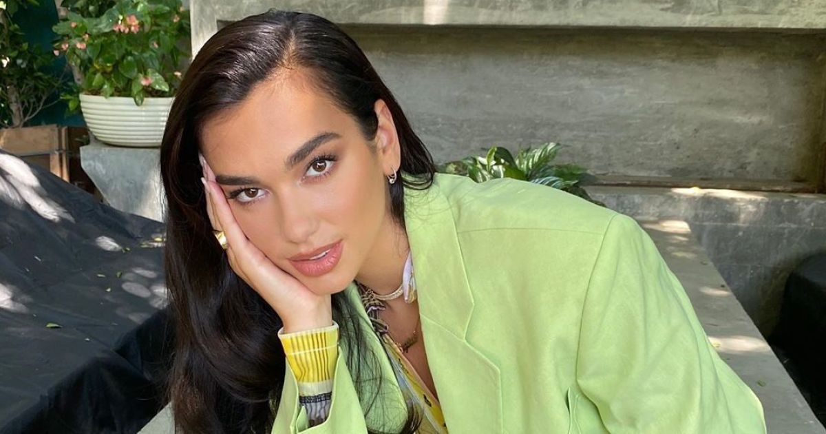 Горячая Дуа Липа в расстегнутой рубашке на голое тело засветила соски