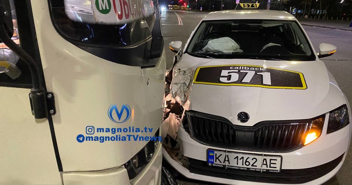 У Києві маршрутка протаранила таксі
