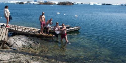 В Антарктиді українці пірнанням відзначили Водохреще