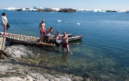 В Антарктиді українці пірнанням відзначили Водохреще