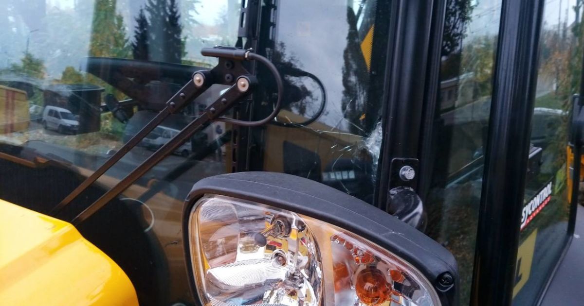 У центрі Києва невідомі закидали камінням комунальників, пошкодивши екскаватор