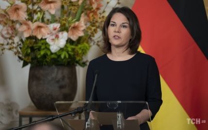 У чорній сукні і замшевих чоботах: міністерка закордонних справ Німеччини приїхала до Гааги