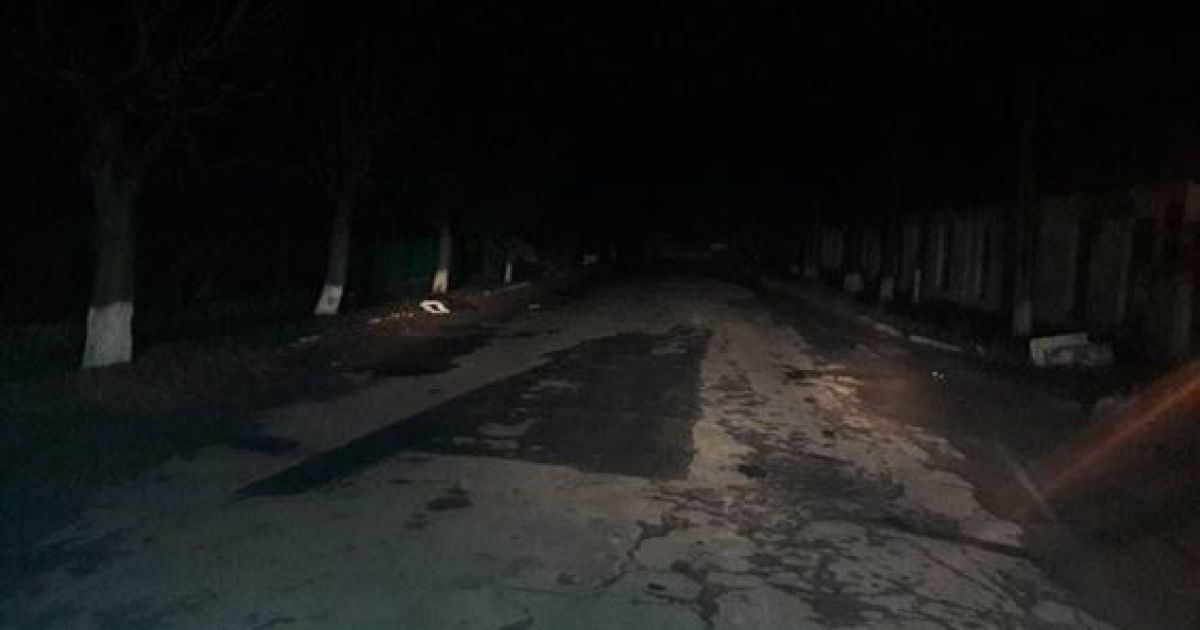 На Одесчине водитель навеселе сбил людей на обочине и скрылся, погибла 15-летняя девушка