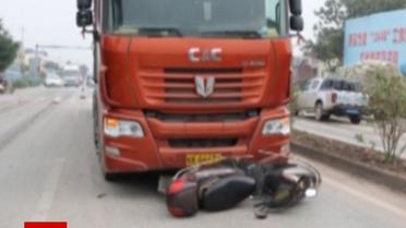 Дивом вижив: у Китаї чоловік потрапив під колеса вантажівки
