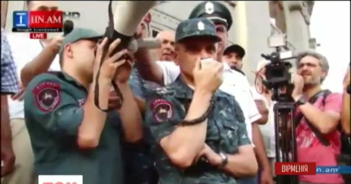Полицейские потребовали, чтобы активисты добровольно разблокировали проспект Баграмяна до пяти утра 12 сентября